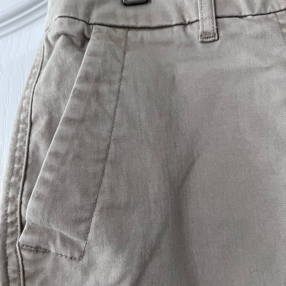BODEN khaki shorts. Button & zip closure with belt loops. Front & back pocket. 4 - Picture 2 of 6